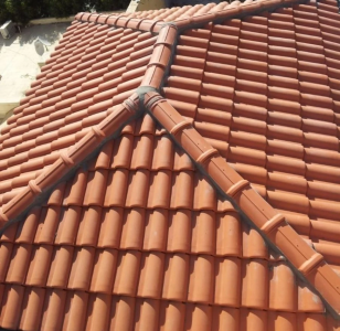 الفرق بين القرميد البلاستيك والقرميد الفخاري